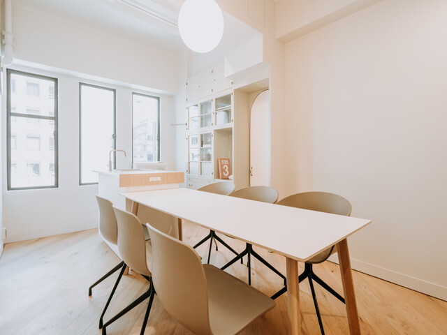 Common Area_Meeting Rooms. The meeting rooms are equipped with whiteboards (some of them), which will make your meetings more efficient. *This is a conference room with a kitchen. (Reservations required)