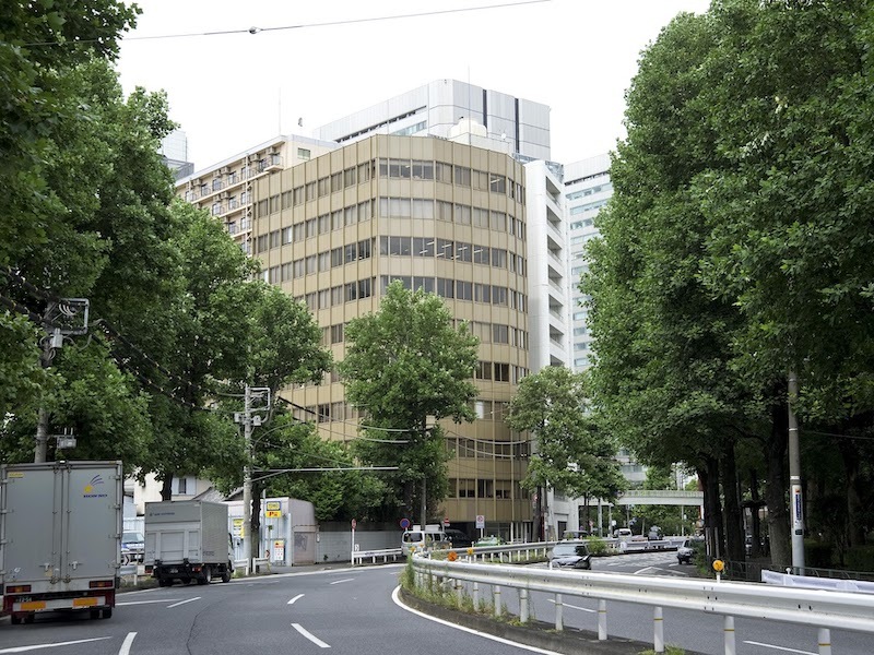 Exterior_The area surrounding the office offers easy access to nature, including Aoba Park and the Aoyama Reien walking path.