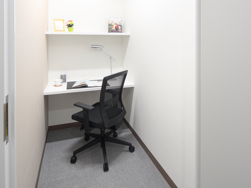 個室_1名様用個室では、ビジネスにしっかり集中できる環境が整っています。