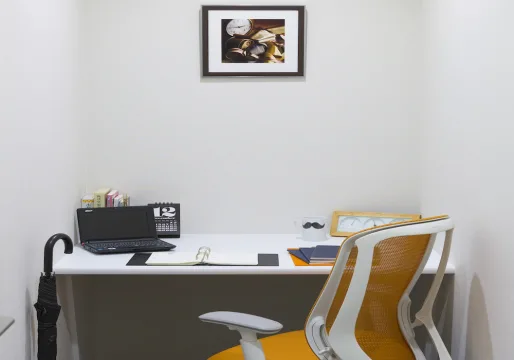 個室_オフィス家具やインターネット回線などは備え付けとなっています。