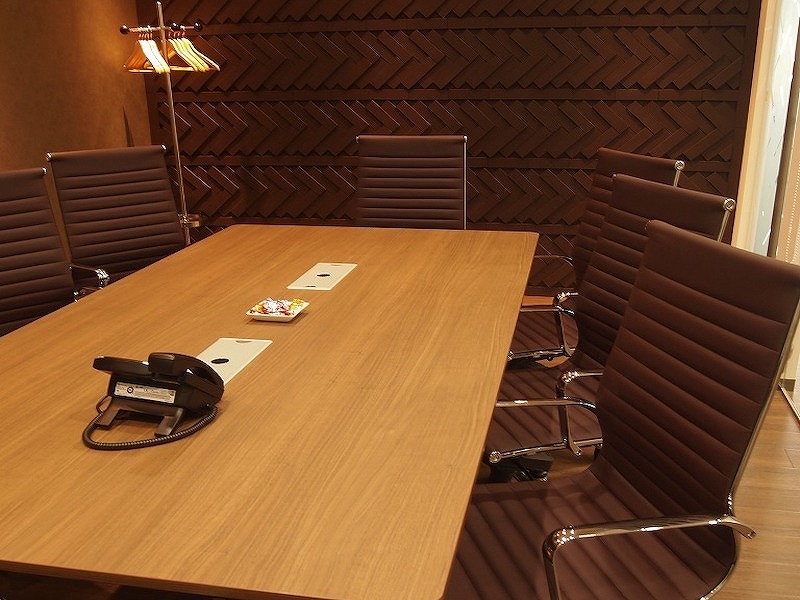 共用部_会議室。モニターが設置されているためWEB会議などにも対応可能です。
