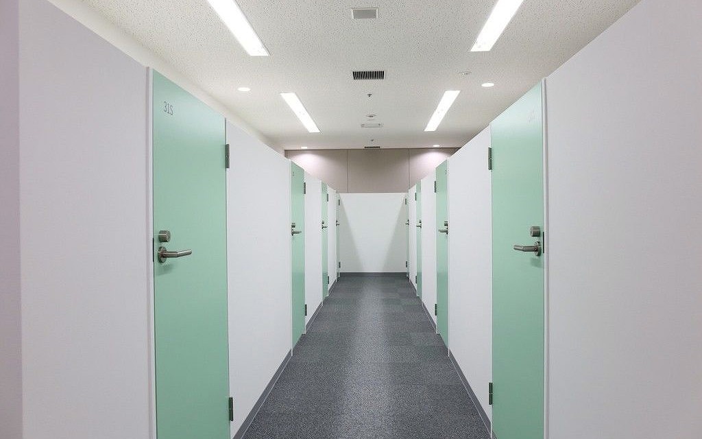 Corridor_The corridor of the space where the semi-private rooms are located.