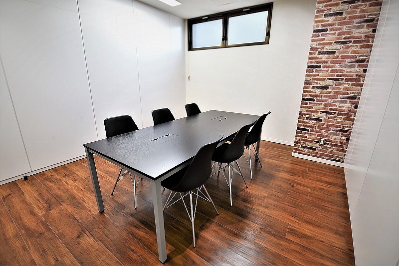 Meeting rooms_Equipment for use in meeting rooms is also available for rent.