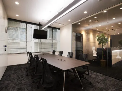 共用部_会議室。8名様用の無料会議室です。モニターやホワイトボードも設置されており、効率的に会議を進めていただけます。