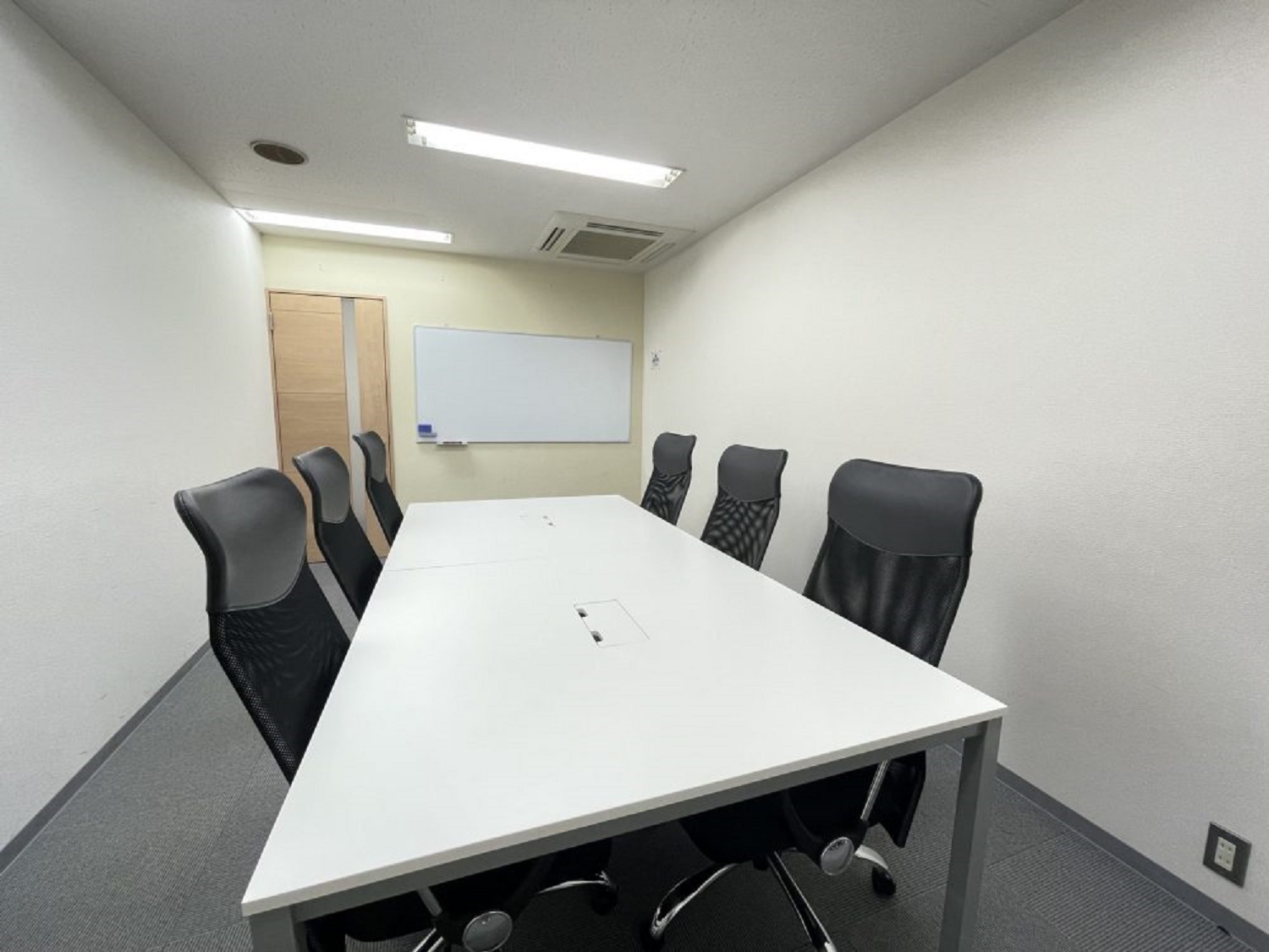 共用部_会議室。オフィス会員様は毎月5時間まで会議室を無料でご利用できます。©bizcircle