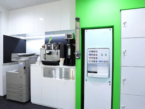 設備_オフィスにはコーヒーメーカーなどの設備が設置されています。