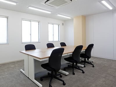 個室_オフィス家具が無料となっており、人数分のデスクと椅子が用意されます。