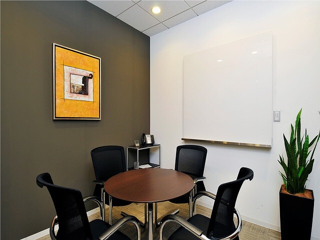 共用部_会議室。積極的なコミュニケーションを必要とする打ち合わせなどに最適な空間です。