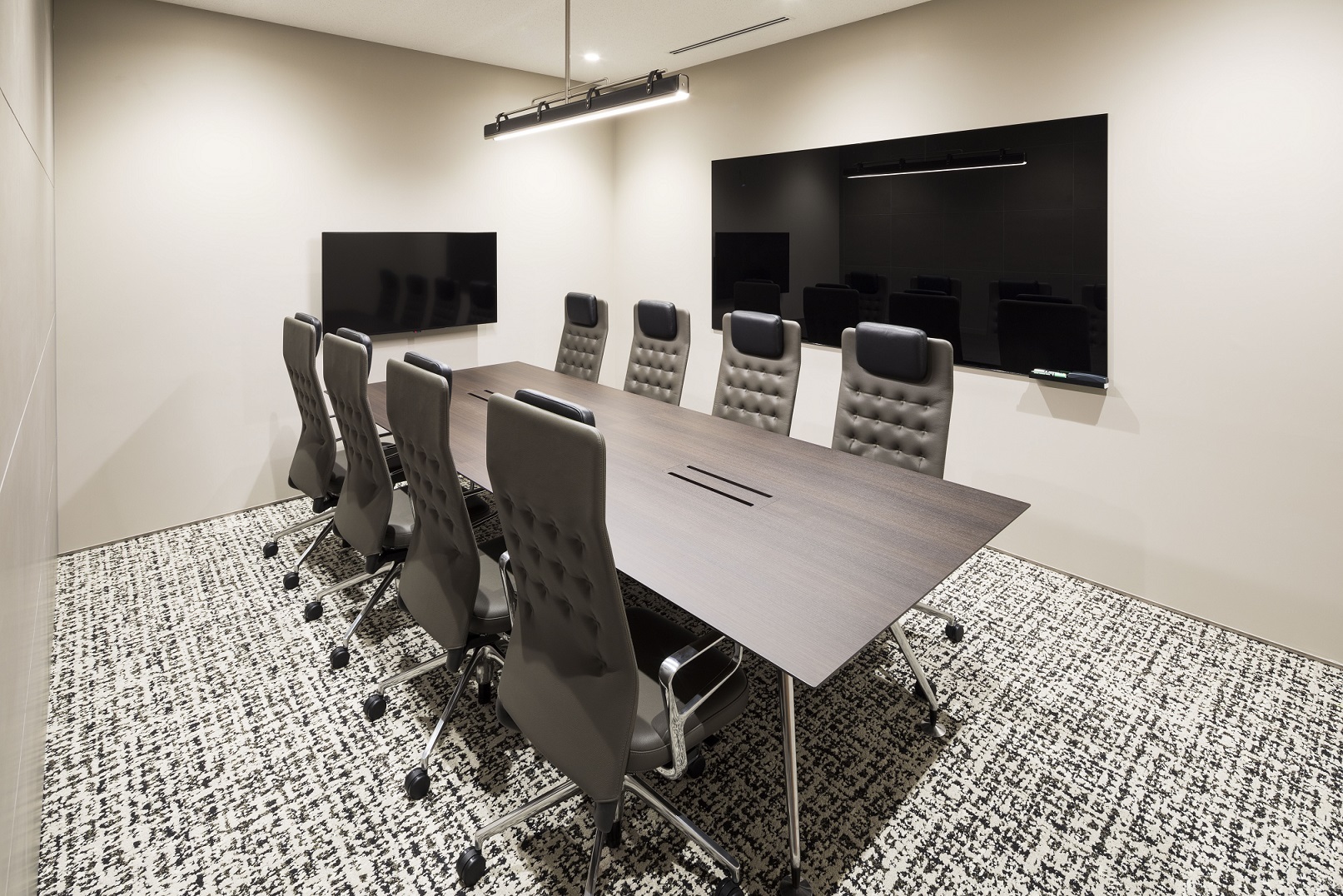 Conference rooms are equipped with monitors for videoconferencing and other uses. Can be used for a wide range of purposes *Image