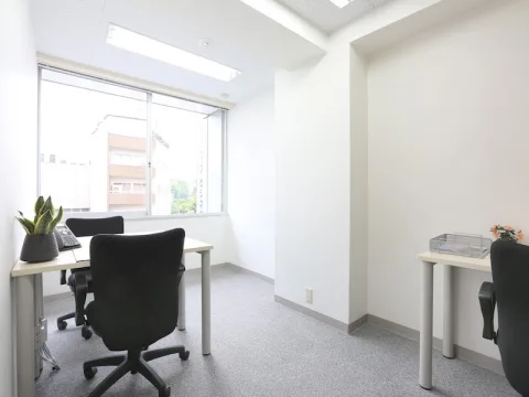 個室_オフィス家具やインターネット環境は備え付けとなっています。