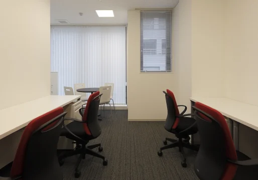 個室_オフィス内に打ち合わせコーナーが設置してある個室もあります。