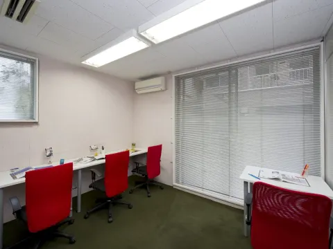 個室_ビジネスに必要なオフィス家具、高速インターネット環境が備えられています。