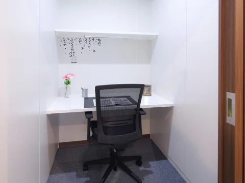 個室_ゆったりとして使いやすいデスク。©Regus