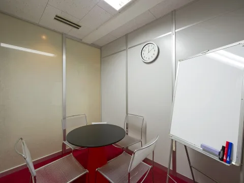 共用部_会議室。会議室にはホワイトボードなども設置されています。