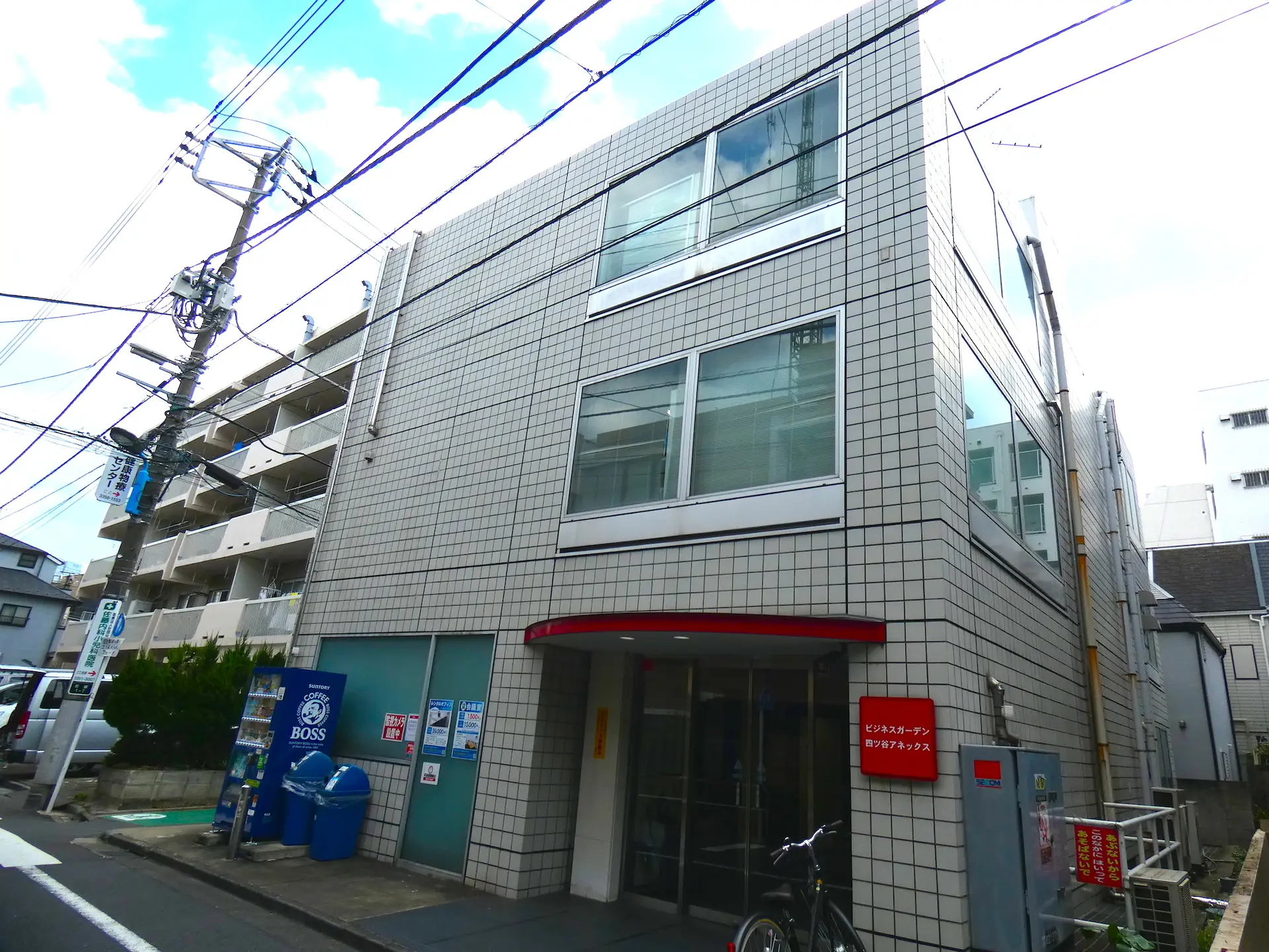 外観_シンプルな外観のオフィスビルです