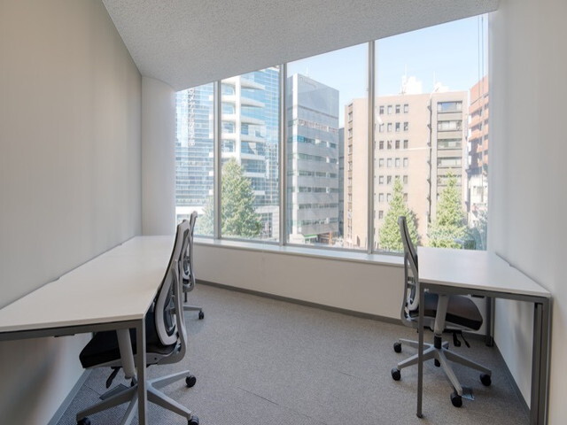 個室_自然光を取り入れる設計で、オフィス内に開放感を創出しています。