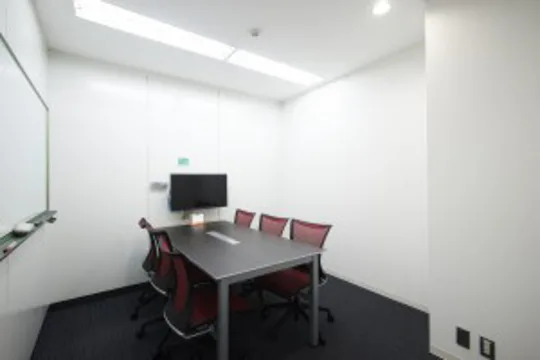 会議室(6名収容)_オフィスをご契約の方は、会議室を無料で使うことができます。24時間いつでも利用可能です。