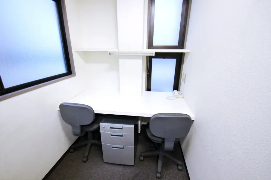ブース_家具類が備え付けなので身一つでオフィスに入居する事が可能です