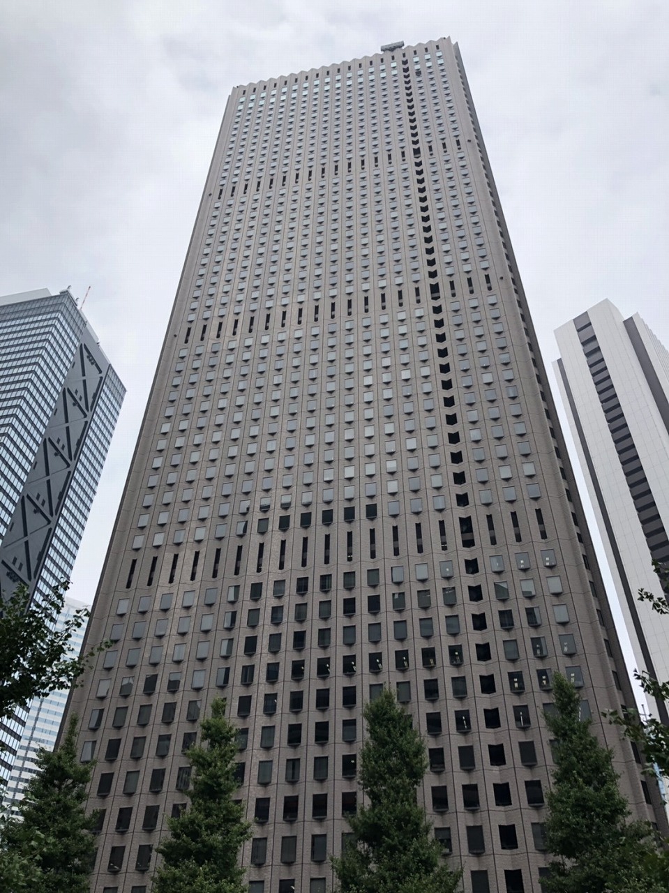 外観_+OURSは新宿センタービルの49階に入っています。高層ビルなので素晴らしい景色です。