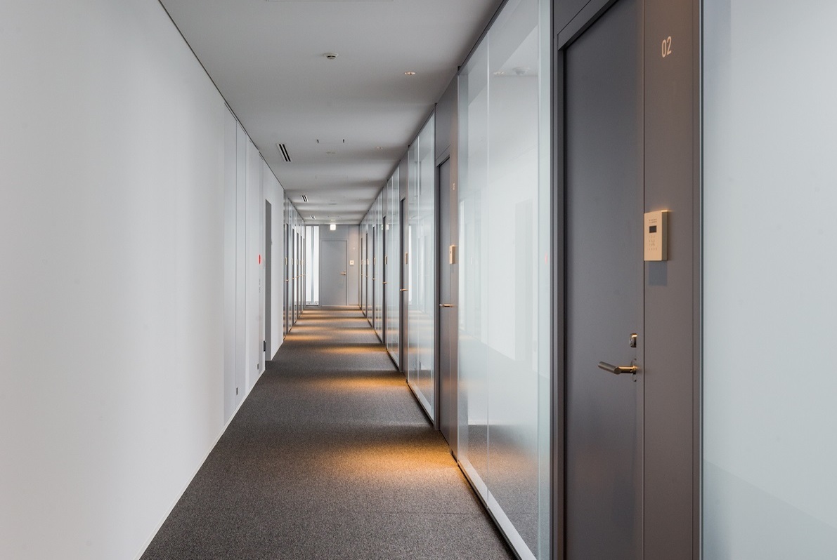 Each room can be locked from the hallway, and the use of frosted glass allows for privacy and brightness.