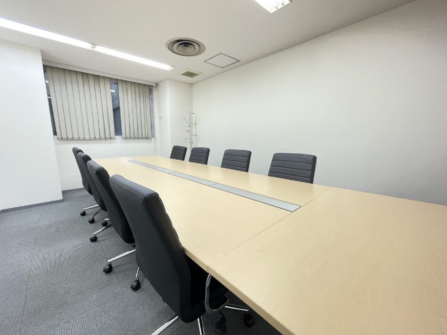 共用部_会議室。オフィスには6名用と8名用の会議室が併設されています。©bizcircle