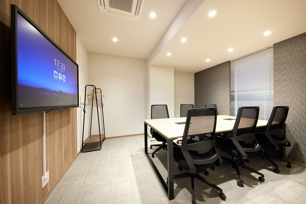 6名用の会議室。大型モニター付きでWEB会議にも便利©BIZcomfort
