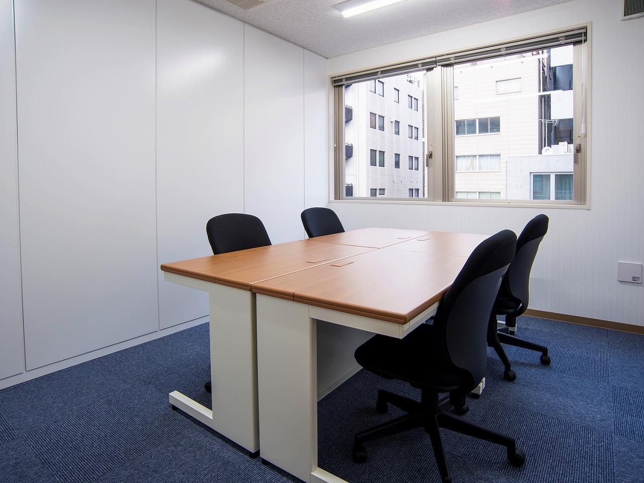 個室_人数分のオフィス家具が用意されているため、入居後すぐにビジネスを開始することが出来ます。