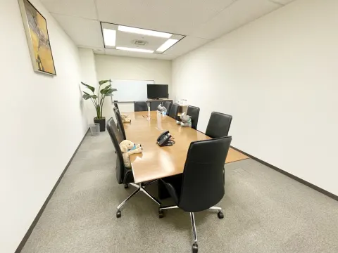 共用部_会議室。モニタが設置されたゆとりのある会議室でお客様との会議にもぴったりです。