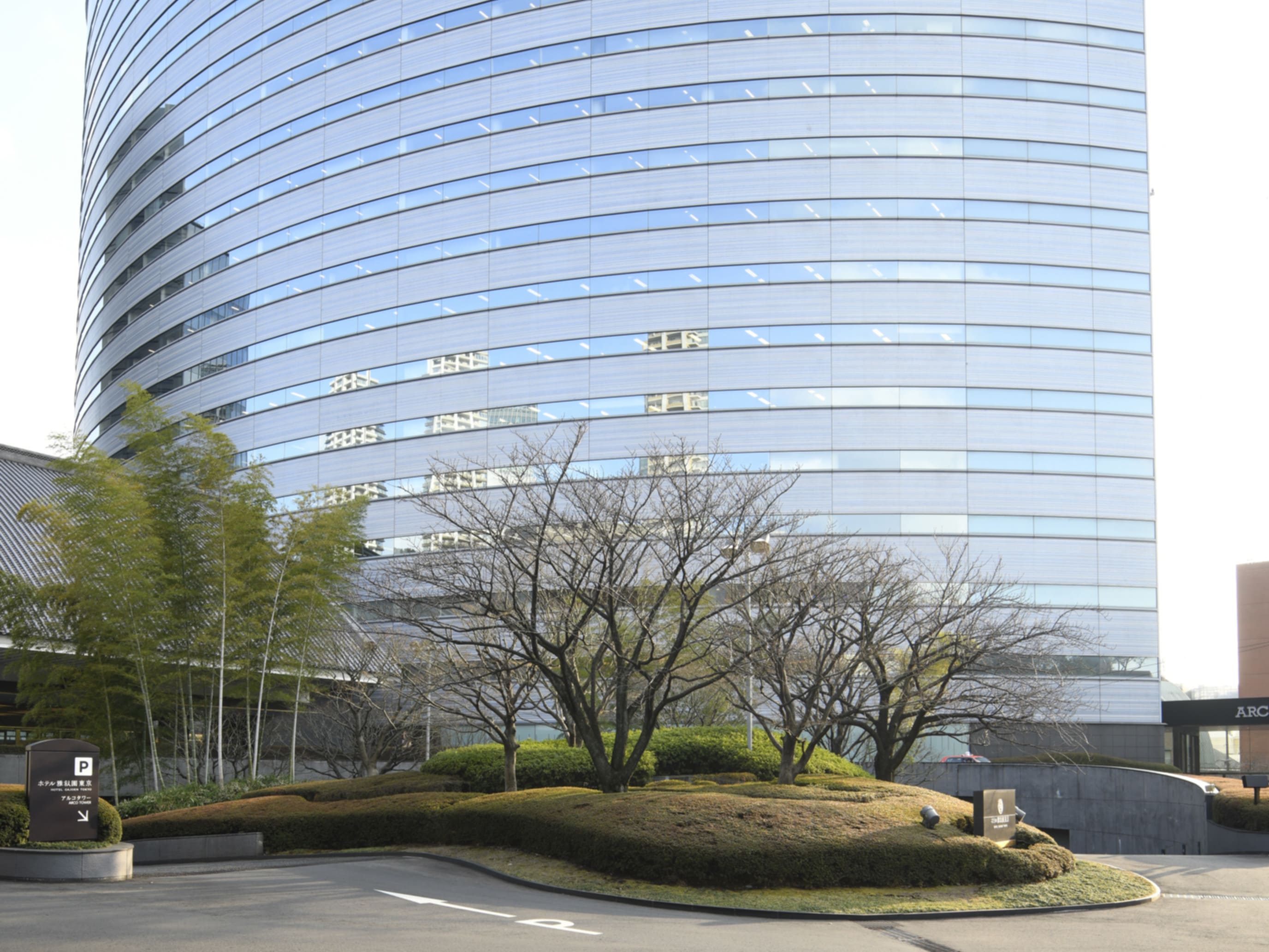 Exterior_This characteristically shaped building is located a 4-minute walk from Meguro Station.