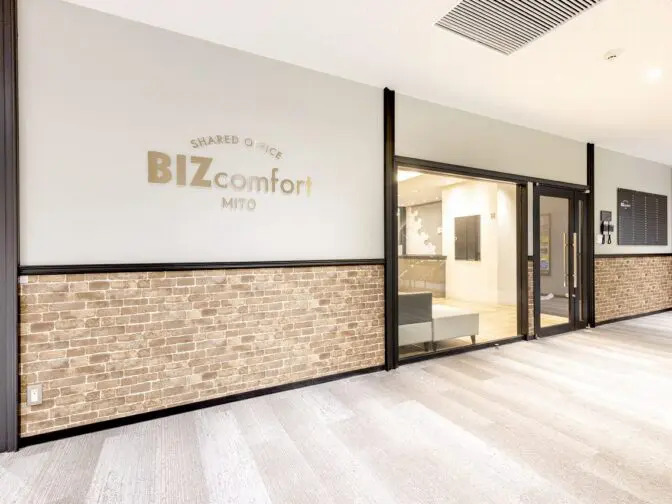 外観_エントランス。3階にフリーデスクや個室、10階にセミナールーム・少人数会議室がございます。©BIZcomfort