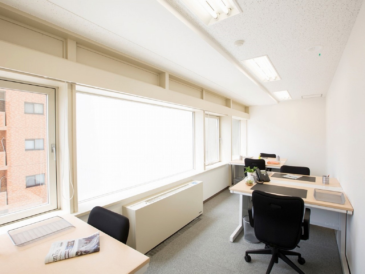 個室_オフィス家具は備え付けとなっており、入居後すぐに仕事に取り組める環境が整っています。