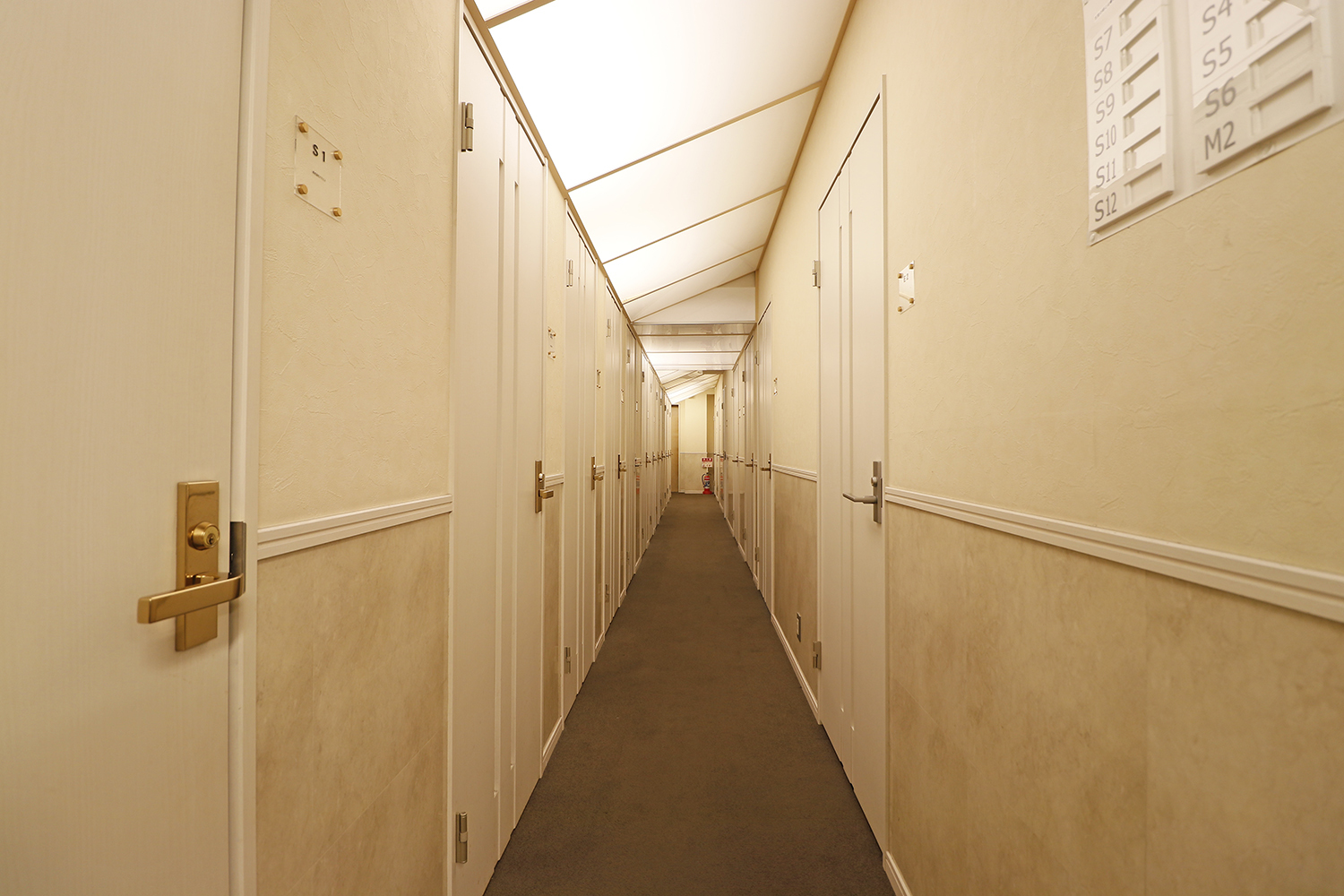 共有部_廊下。各個室はシリンダー錠で施錠できセキュリティ面でも安心です。
