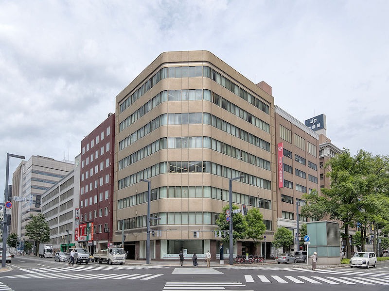 外観_札幌駅前通り沿いの交差点角と、視認性の高い場所に位置します。