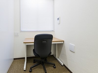 個室_1名から複数名まで様々な人数に対応したレンタルオフィスです。
