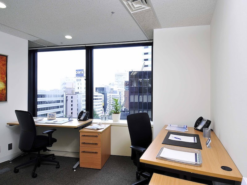個室_オフィス家具は備え付けとなっており初期費用を抑えることが可能です。