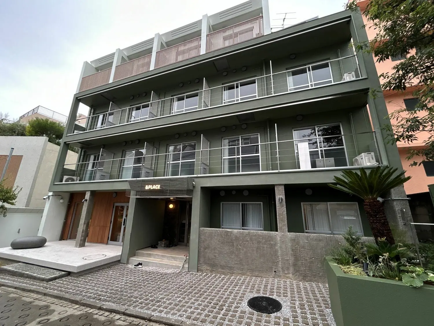 外観_代々木駅から徒歩5分に位置しています。