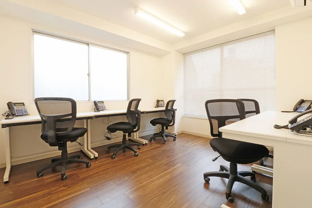 個室_5名用個室です。プリンタやロッカー、会議室を有料で利用することができます。