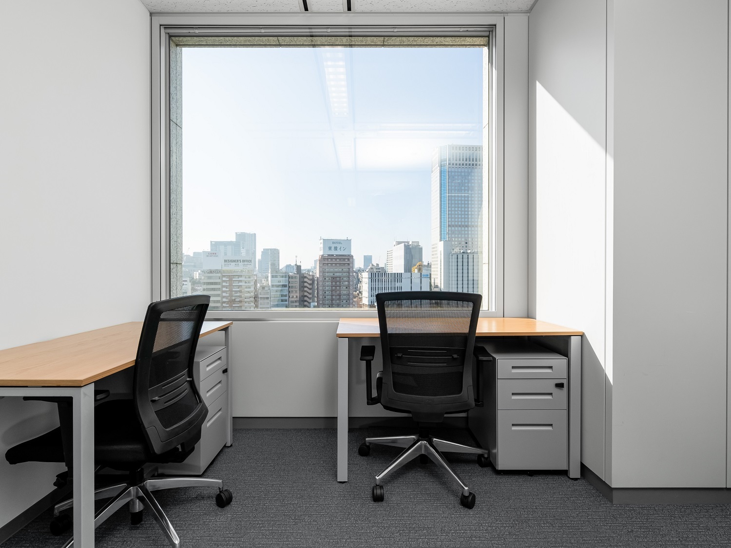 個室_採光に優れた窓付きのお部屋もご用意しています。インターネット環境やオフィス家具も完備しています。