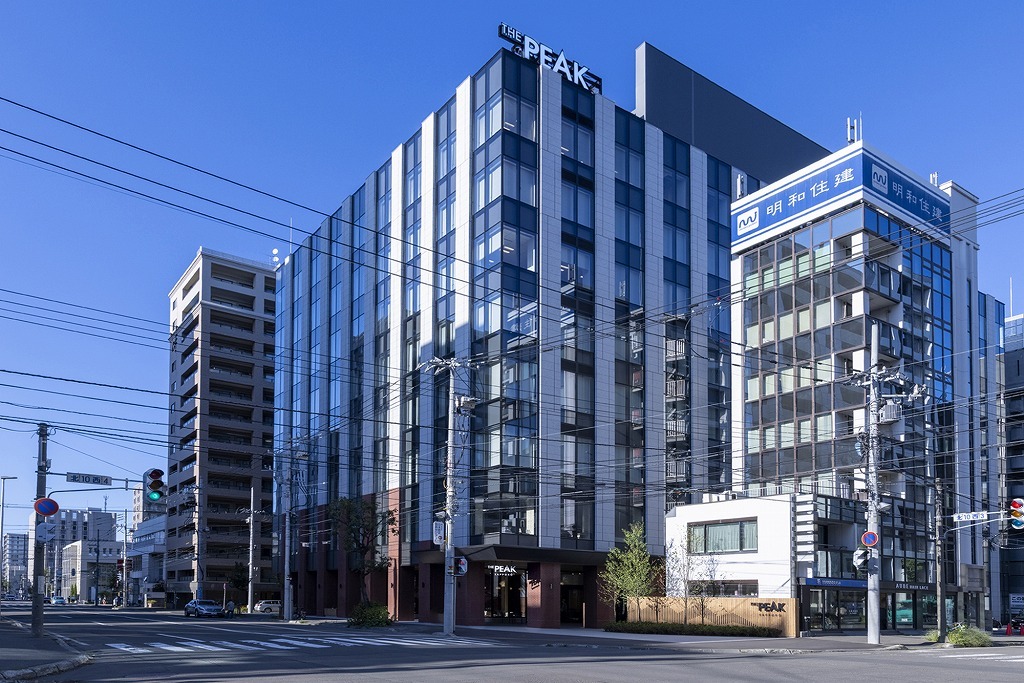 外観_ビル外観。オフィスはJR札幌駅北口から徒歩5分に位置しています。©bizcomfort