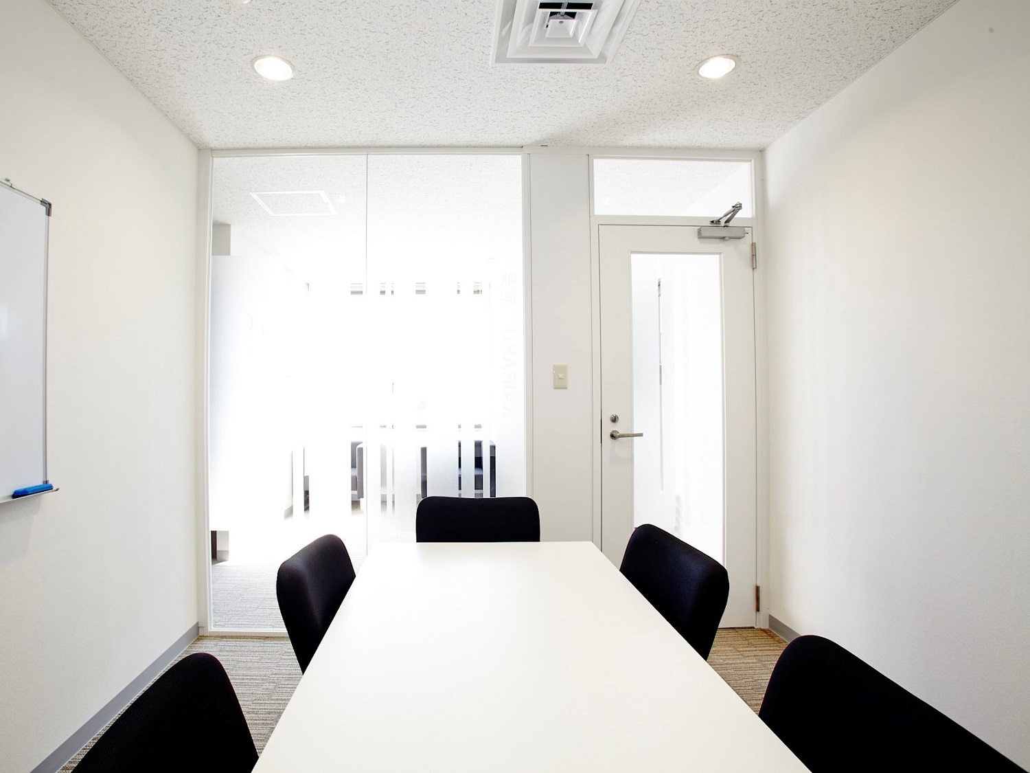 共用部_会議室。白を基調とした清潔感のある会議室で来客時も安心です。