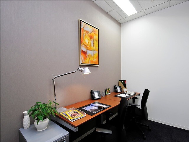 個室_ネット回線や家具の準備は必要なく、オフィスツールも十分に用意してあります。