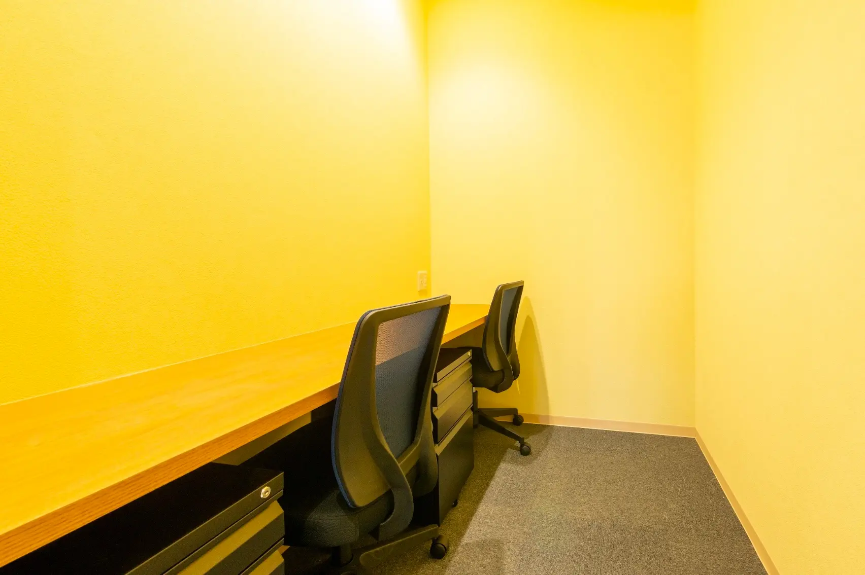 専有部_個室(セミプライベートオフィス)2名から利用できるデスク・チェアつきの完全個室です。