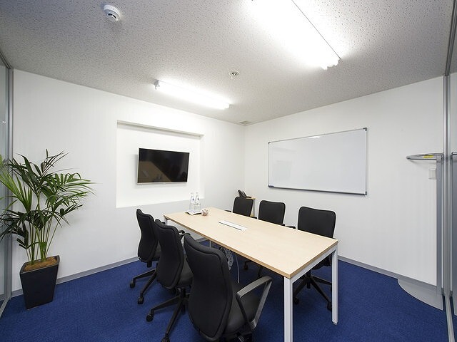 共用部_会議室。ホワイトボードやモニターの利用も可能です。