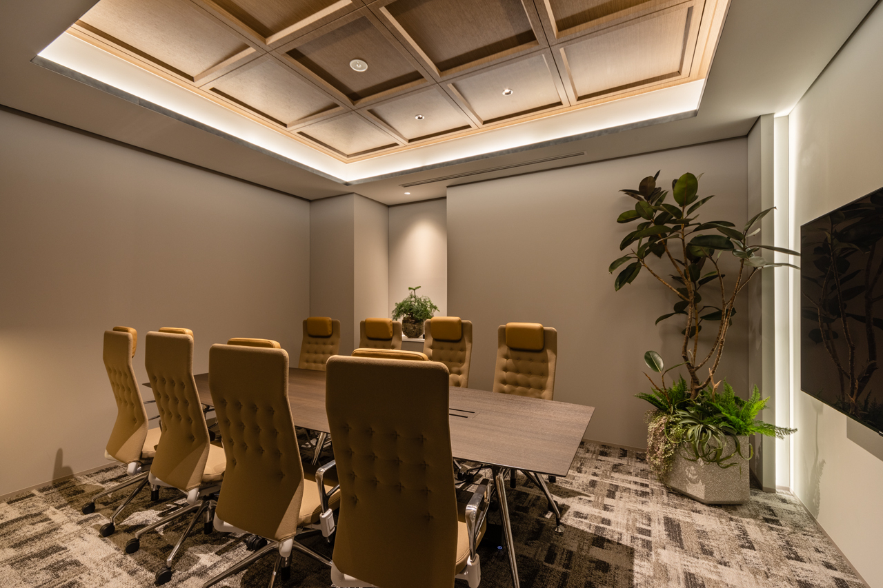 Four conference rooms are equipped with monitors.