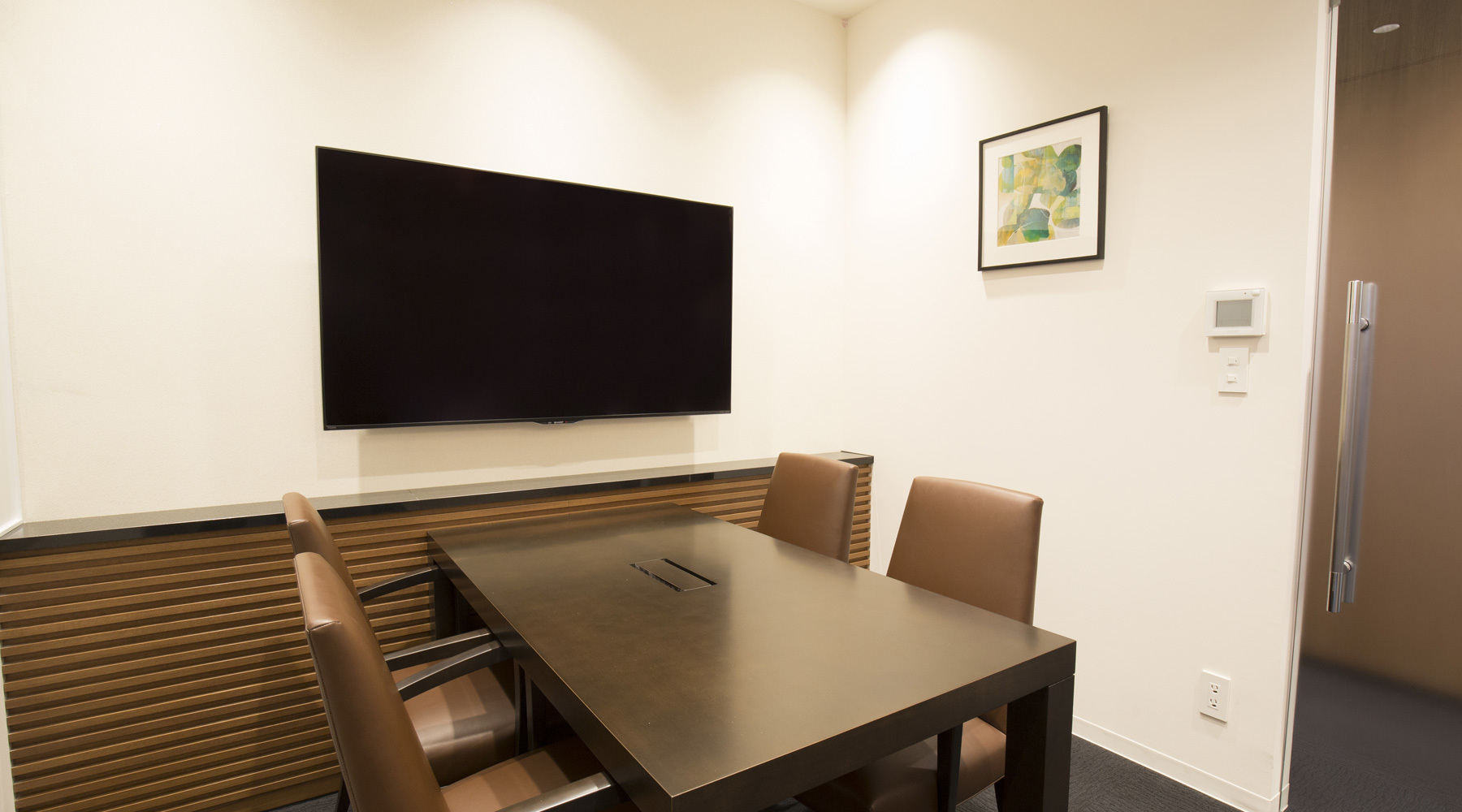 Meeting Rooms_There are a total of 3 meeting rooms: 2 for 4 persons and 1 for 6 persons, equipped with monitors and various facilities (reservation required).