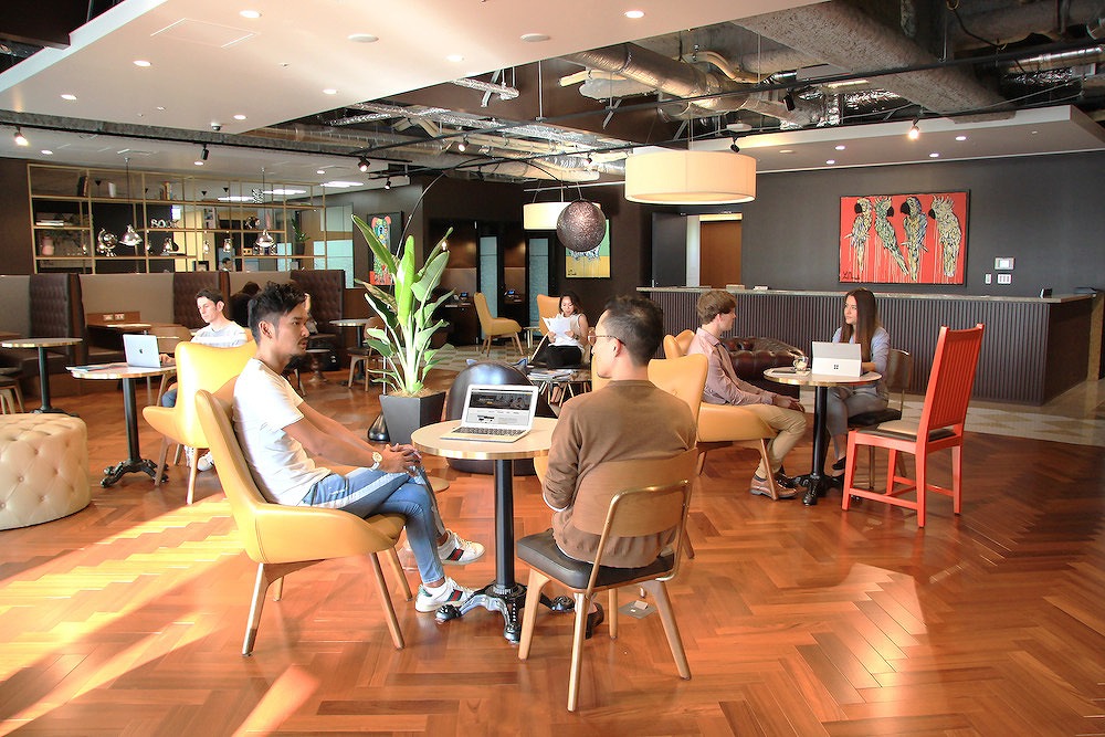 コワーキングスペース_空間に合わせたデザイン性のある家具を配置、開放感のあるエリアです。