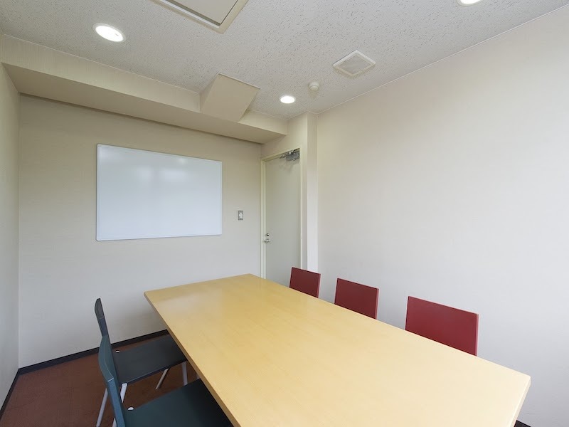 共用部_会議室。ホワイトボードやモニターなどの設備レンタルも可能です。