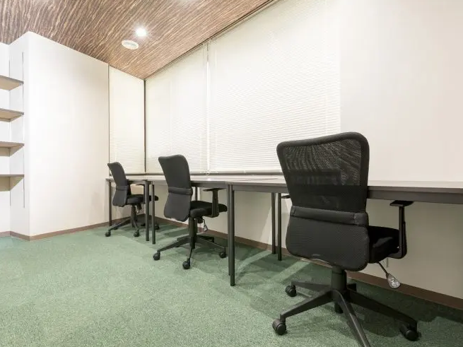 個室_1~3名までの少人数オフィスとして利用可能な個室です。©bizcomfort