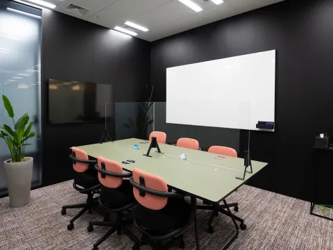 共用部_会議室。商談、チームミーティング、ワークショップなど様々な場面でご活用いただけます。