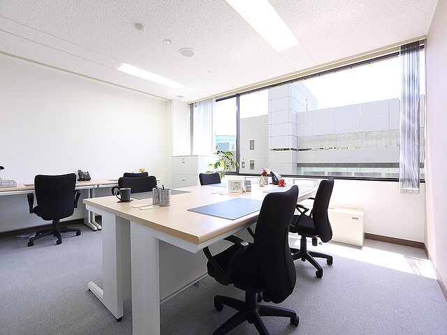 個室_大きな窓を採用しており、実際よりも広さを感じることが出来ます。
